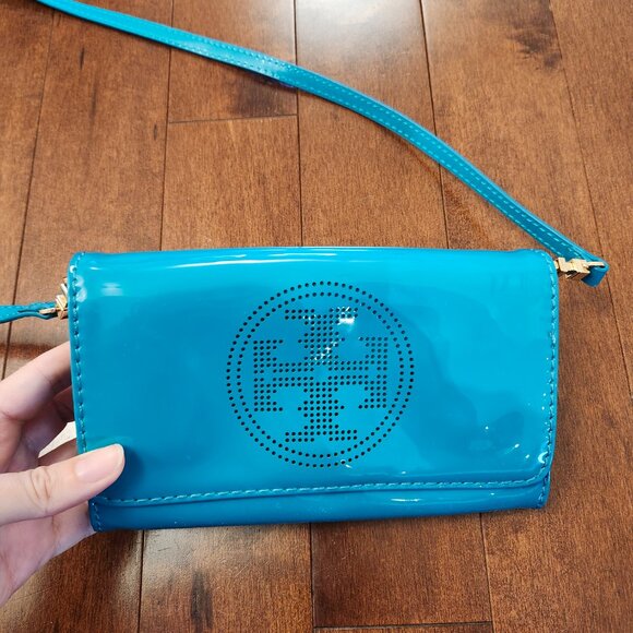 Tory Burch logo perforated patent bad in teal - Picture 2 of 16